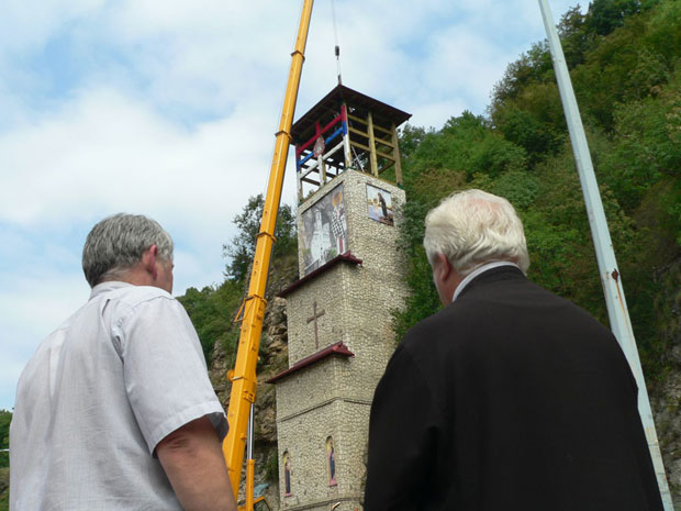 Црква на стени добила кров